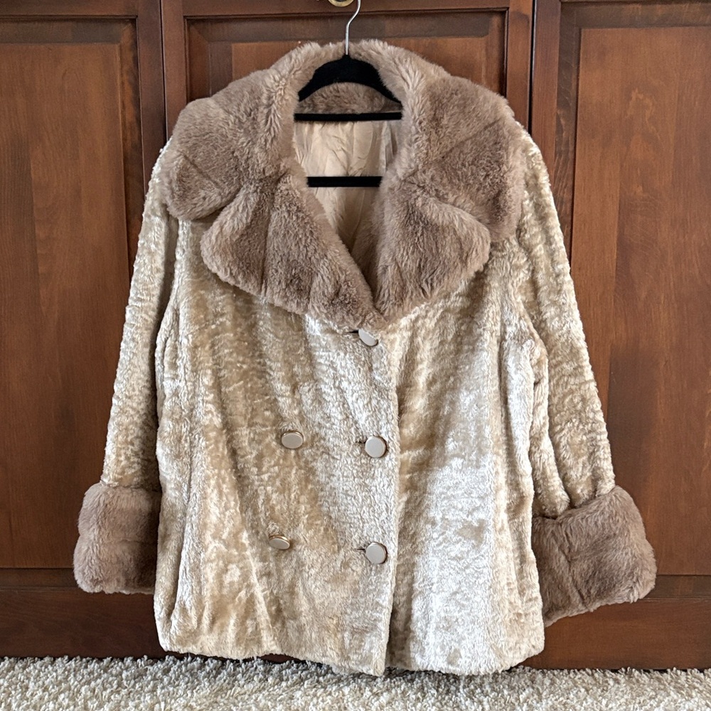 1950/60s vintage fur coat - looks adorable with jeans or dressed up - Sycamore